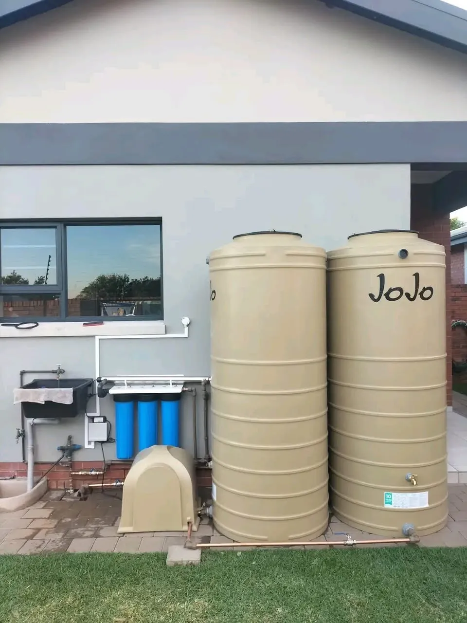 Two JoJo tanks with filters